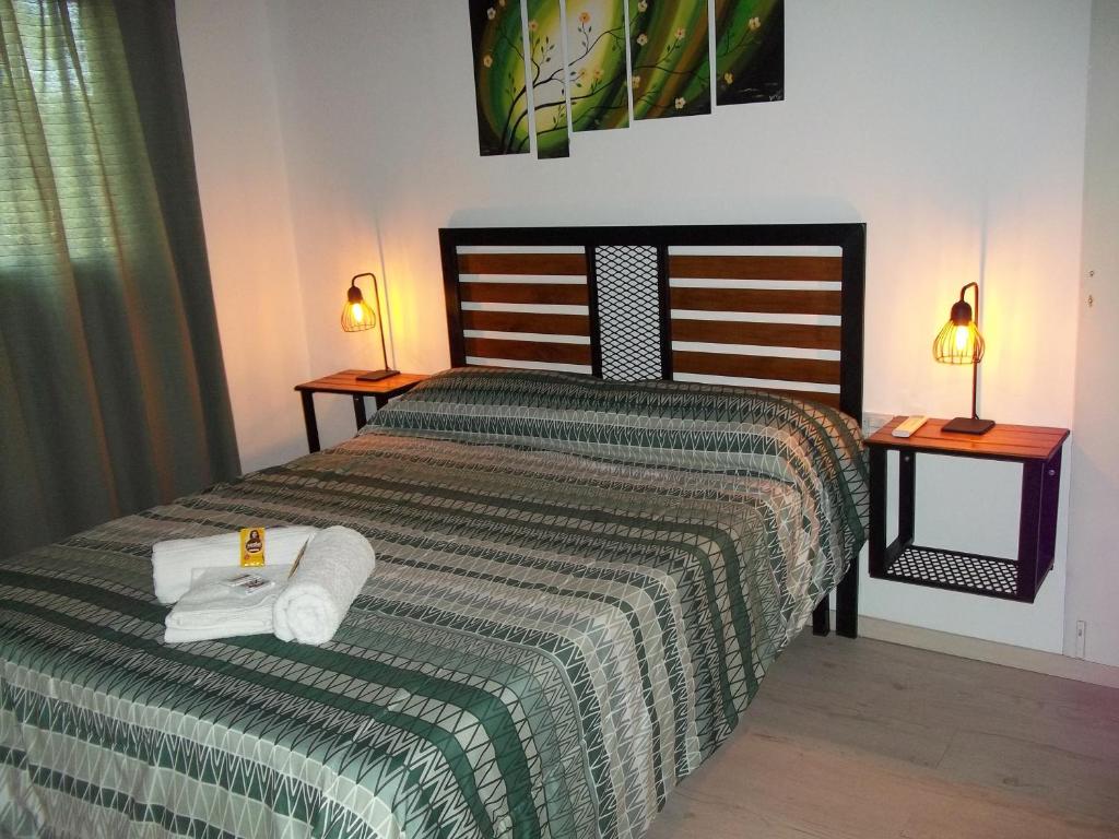 - une chambre avec un lit et des serviettes dans l'établissement Apartments Renta Eva 3, à San Rafael