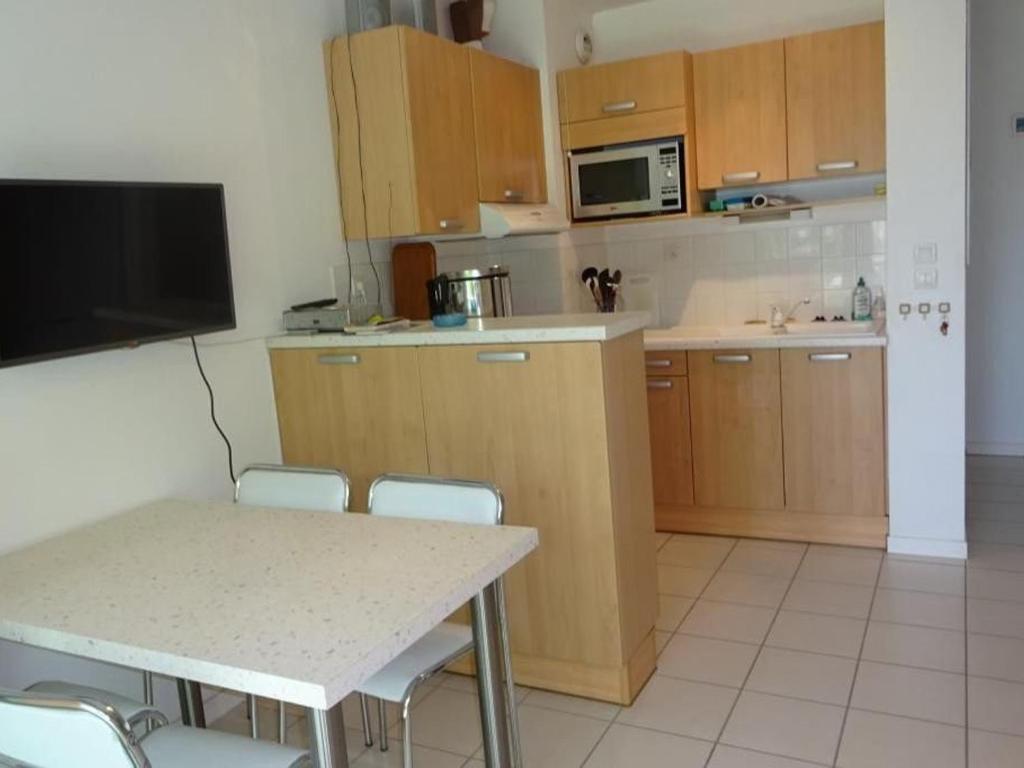 Küche/Küchenzeile in der Unterkunft Appartement Vaux-sur-Mer, 2 pièces, 4 personnes - FR-1-494-141