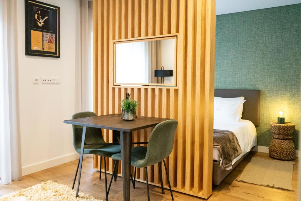 une chambre d'hôtel avec une table et un lit dans l'établissement The Beautiful Ones Studio, à Porto