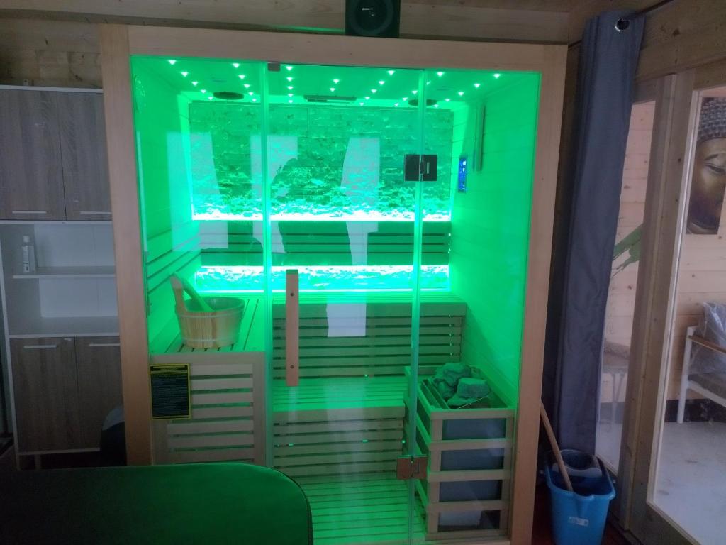 Kuchyňa alebo kuchynka v ubytovaní Nid du merle avec sauna et jacuzzi privatif
