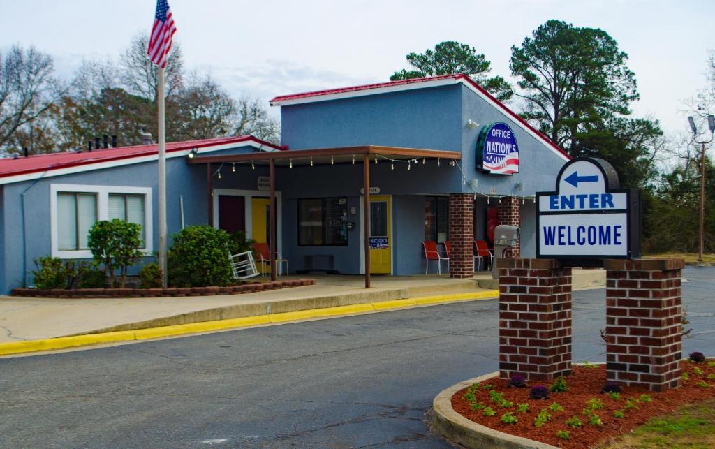 un edificio con una señal delante de él en Nation's Inn Kinston, en Kinston