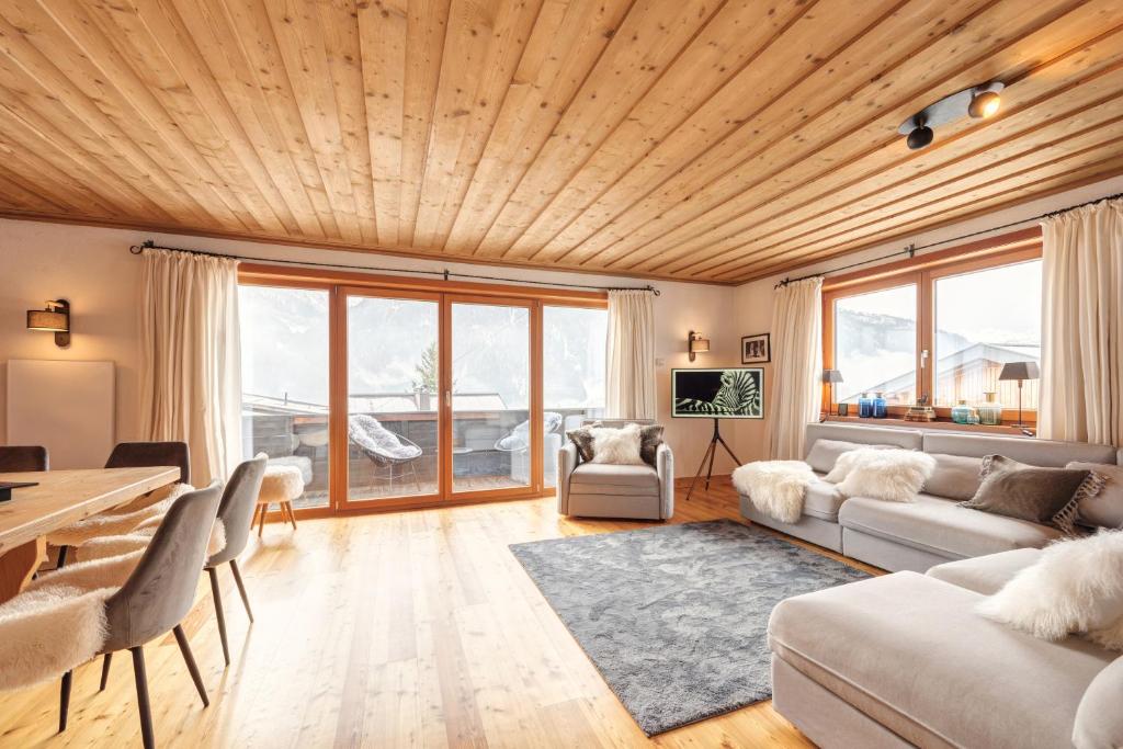 sala de estar con techo de madera en Haus Diel - Premium Apartments mit Küche, en Pettneu am Arlberg