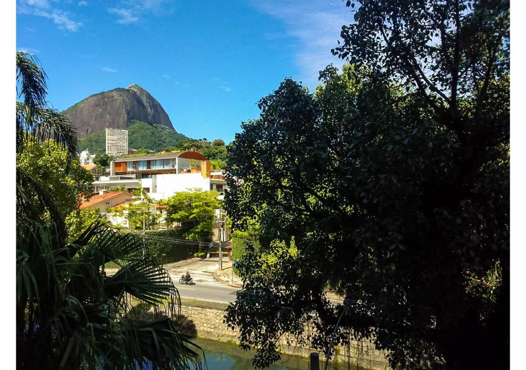 Blick auf eine Stadt mit einem Berg im Hintergrund in der Unterkunft Flat - Leblon in Rio de Janeiro