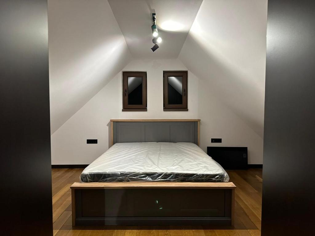 um quarto com uma cama num quarto em Apartman GLECER KOP em Kopaonik