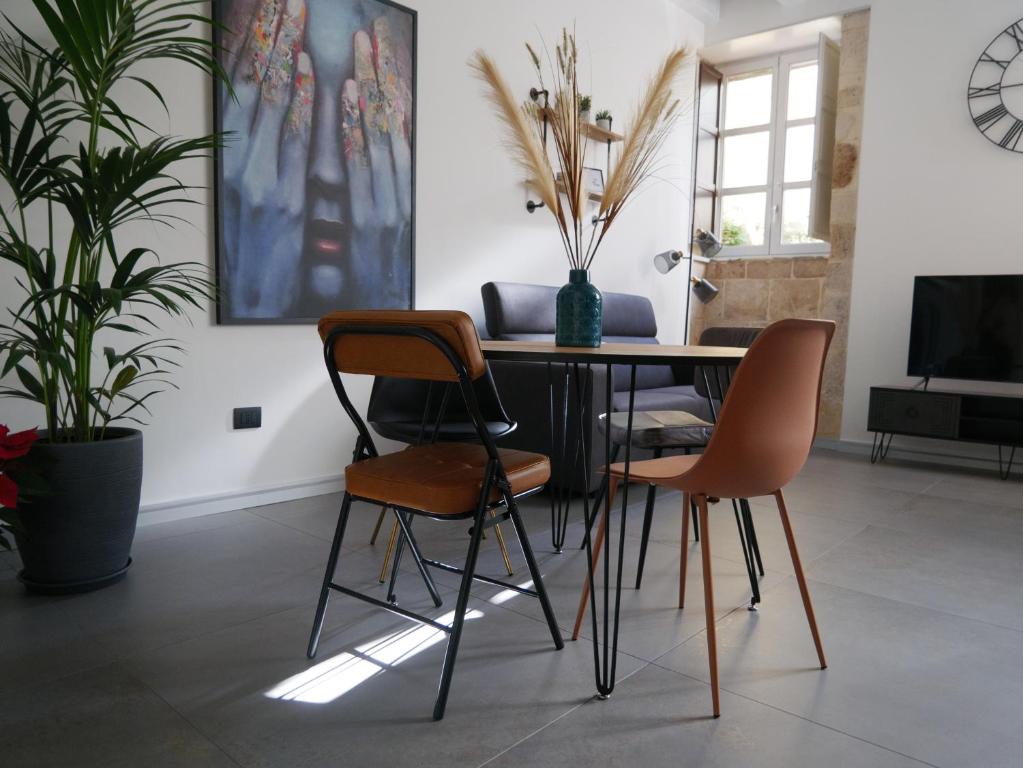 A television and/or entertainment centre at VaKKia - Ortigia Holiday Home