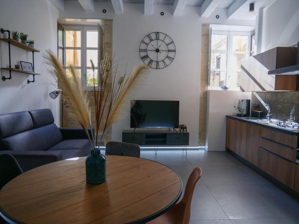 A kitchen or kitchenette at VaKKia - Ortigia Holiday Home