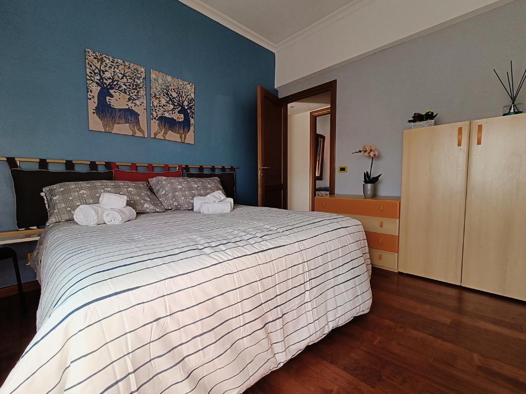 A bed or beds in a room at Avellini - Delightful and Spacious Apartment with terrace - near Metro A Cornelia