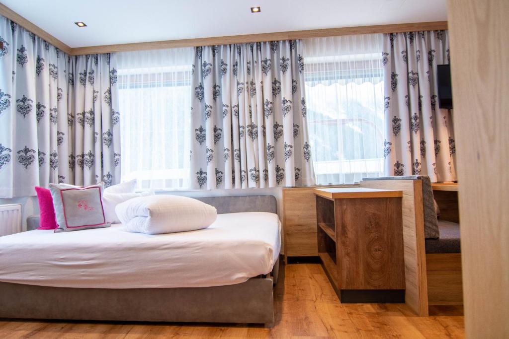 Postel nebo postele na pokoji v ubytování Marlis Apartments