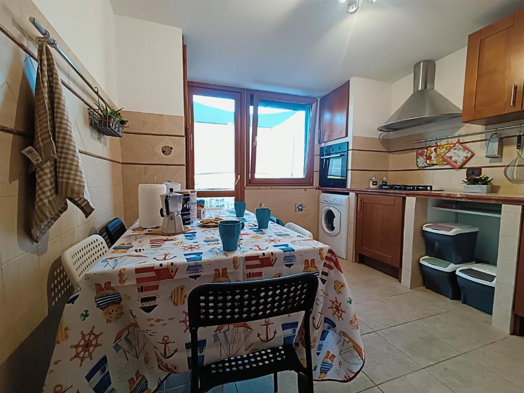 A kitchen or kitchenette at Avellini - Delightful and Spacious Apartment with terrace - near Metro A Cornelia