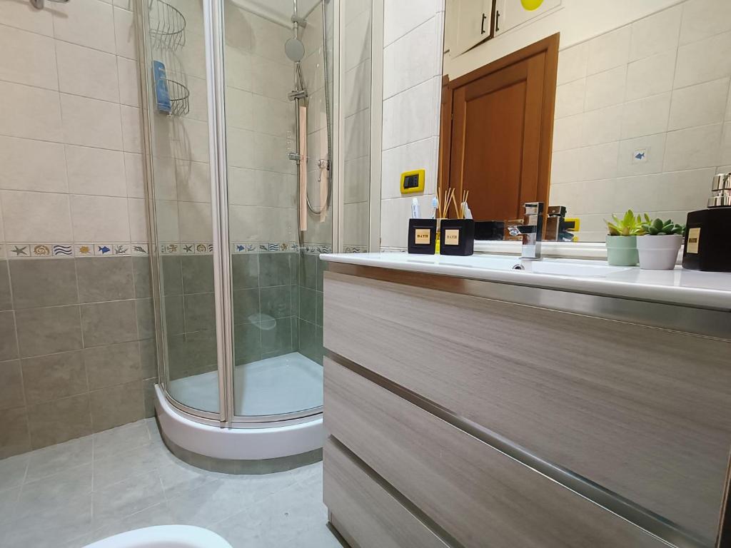 A bathroom at Avellini - Delightful and Spacious Apartment with terrace - near Metro A Cornelia