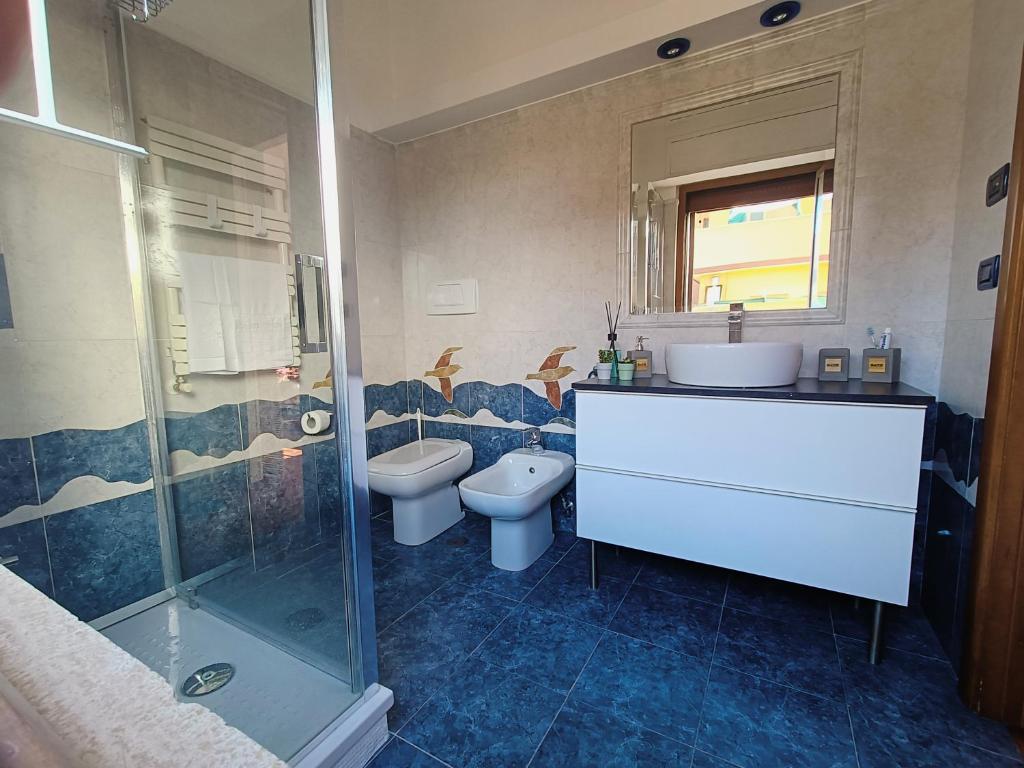 A bathroom at Avellini - Delightful and Spacious Apartment with terrace - near Metro A Cornelia