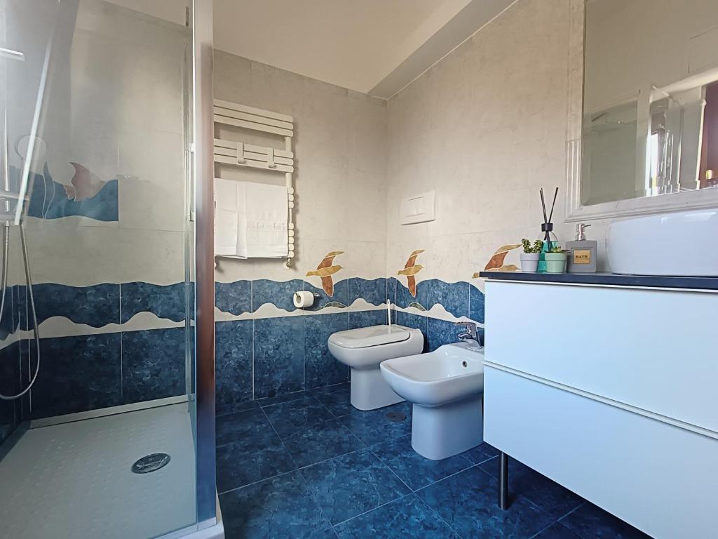 A bathroom at Avellini - Delightful and Spacious Apartment with terrace - near Metro A Cornelia