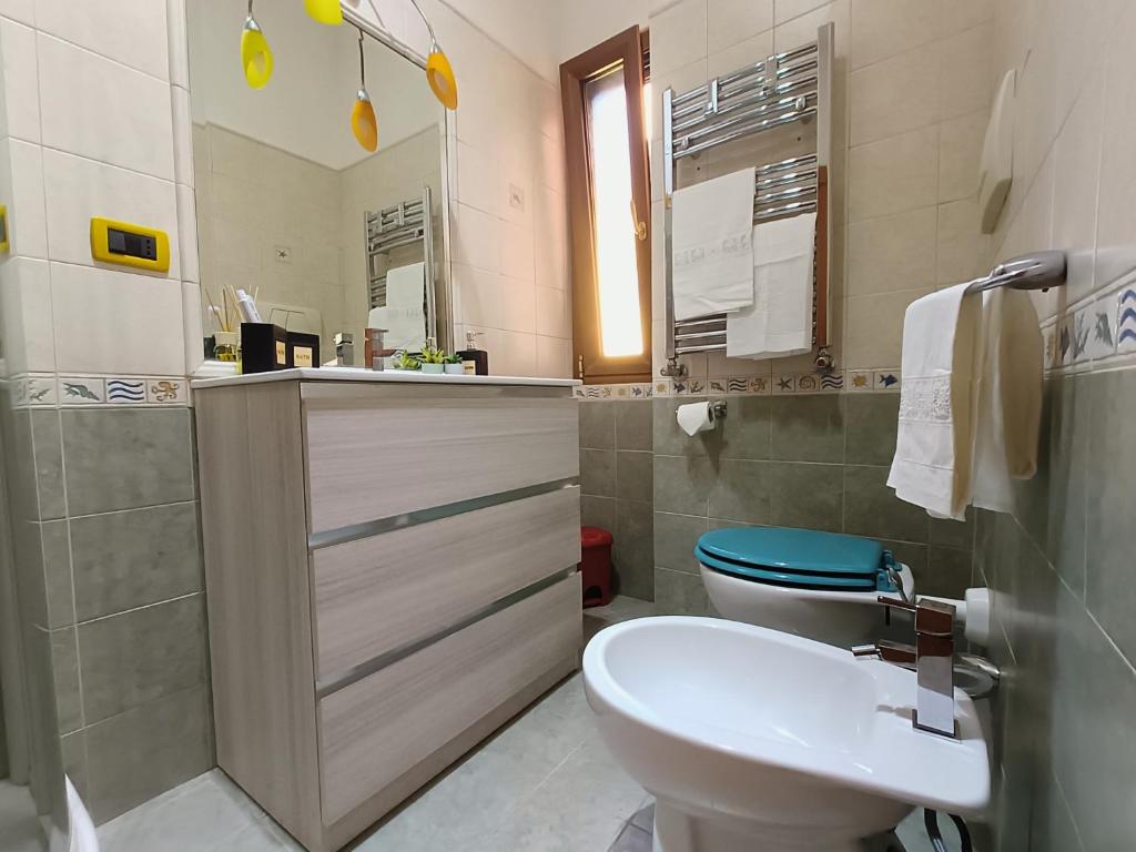 A bathroom at Avellini - Delightful and Spacious Apartment with terrace - near Metro A Cornelia