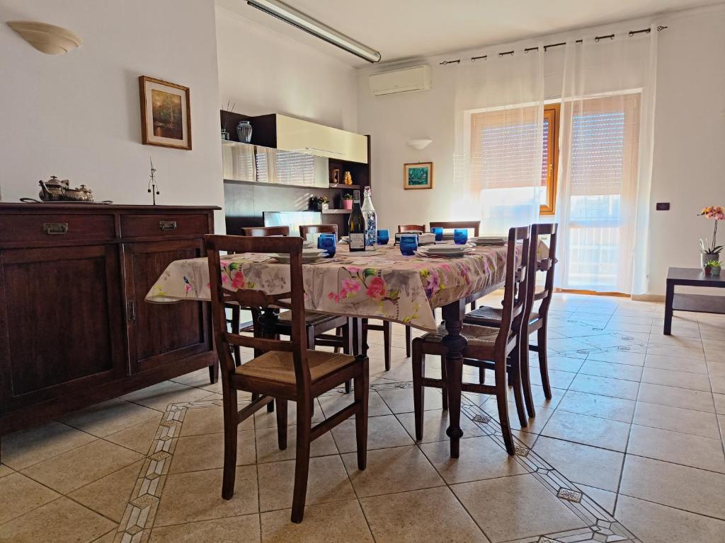 A kitchen or kitchenette at Avellini - Delightful and Spacious Apartment with terrace - near Metro A Cornelia