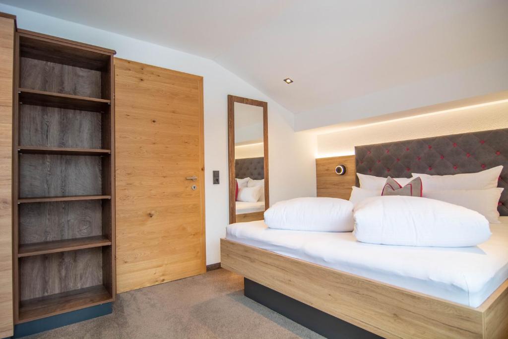 Postel nebo postele na pokoji v ubytování Marlis Apartments