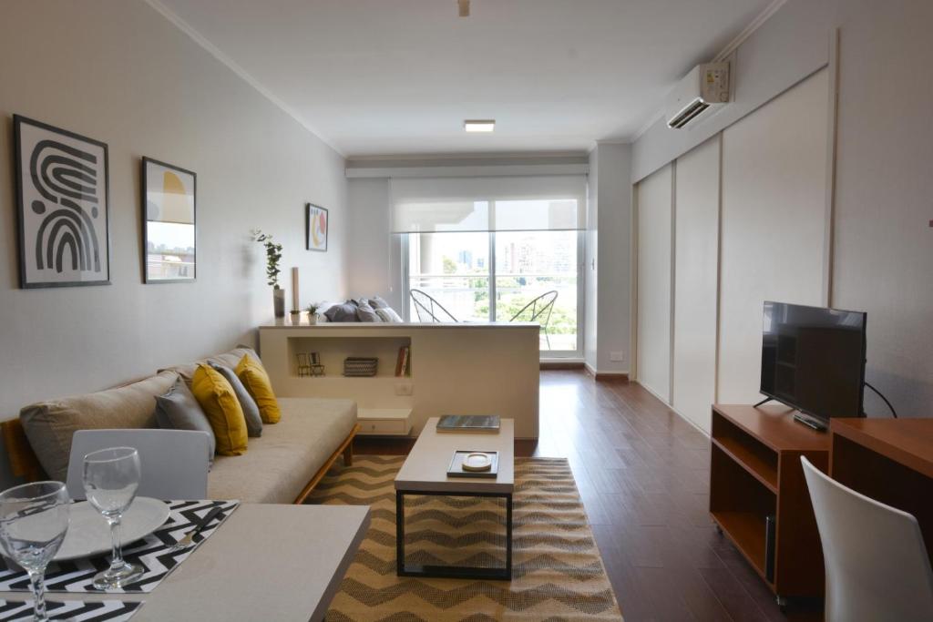 - un salon avec un canapé et une table dans l'établissement Minimalist design apartment with amazing view, à Buenos Aires