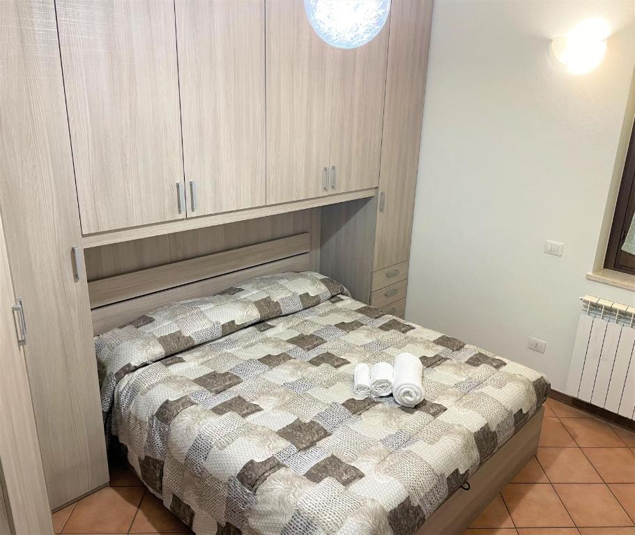 um quarto com uma cama com duas velas em Appartamento Seregno Galileo - Centro - ABI em Seregno