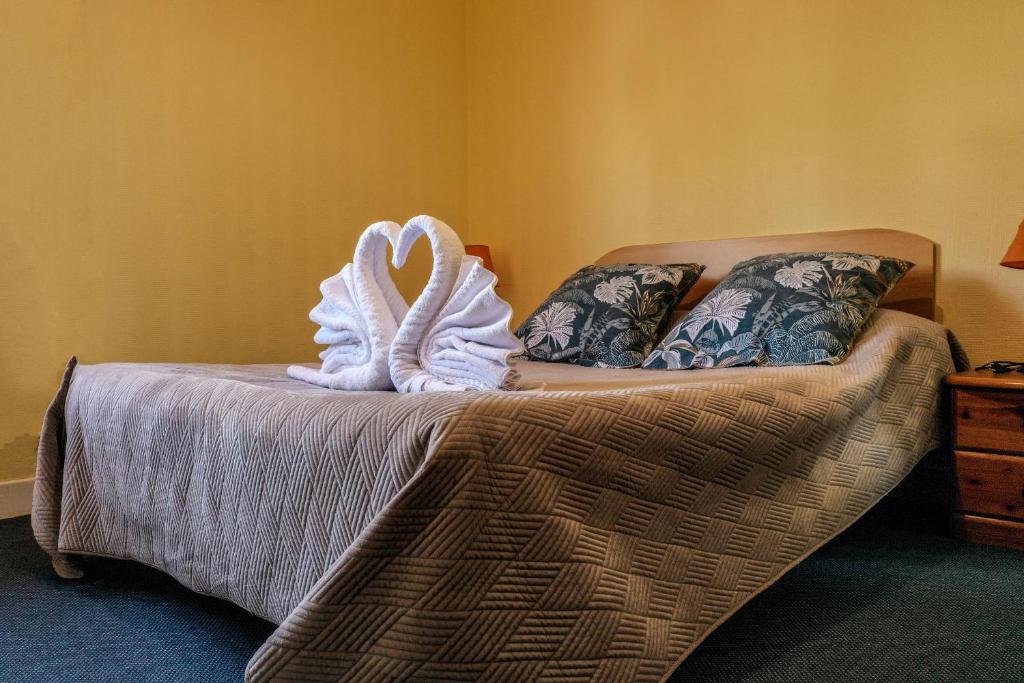 Postel nebo postele na pokoji v ubytování Hôtel Le Pommeil
