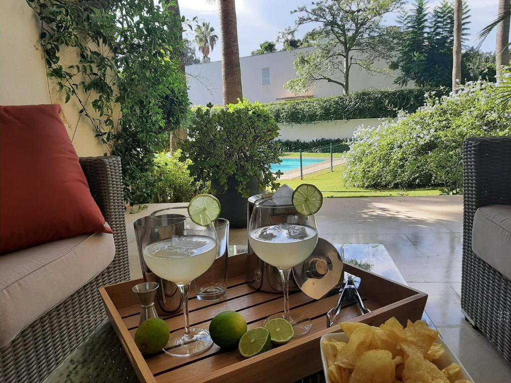 una bandeja con dos copas de margaritas en una mesa en Live In Sotogrande en Sotogrande