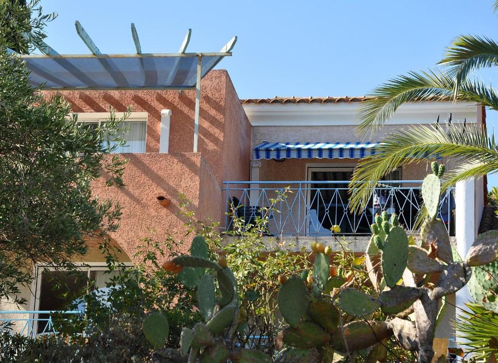 a building with a cactus in front of it at Résidence Fior di Rena in Saint-Florent
