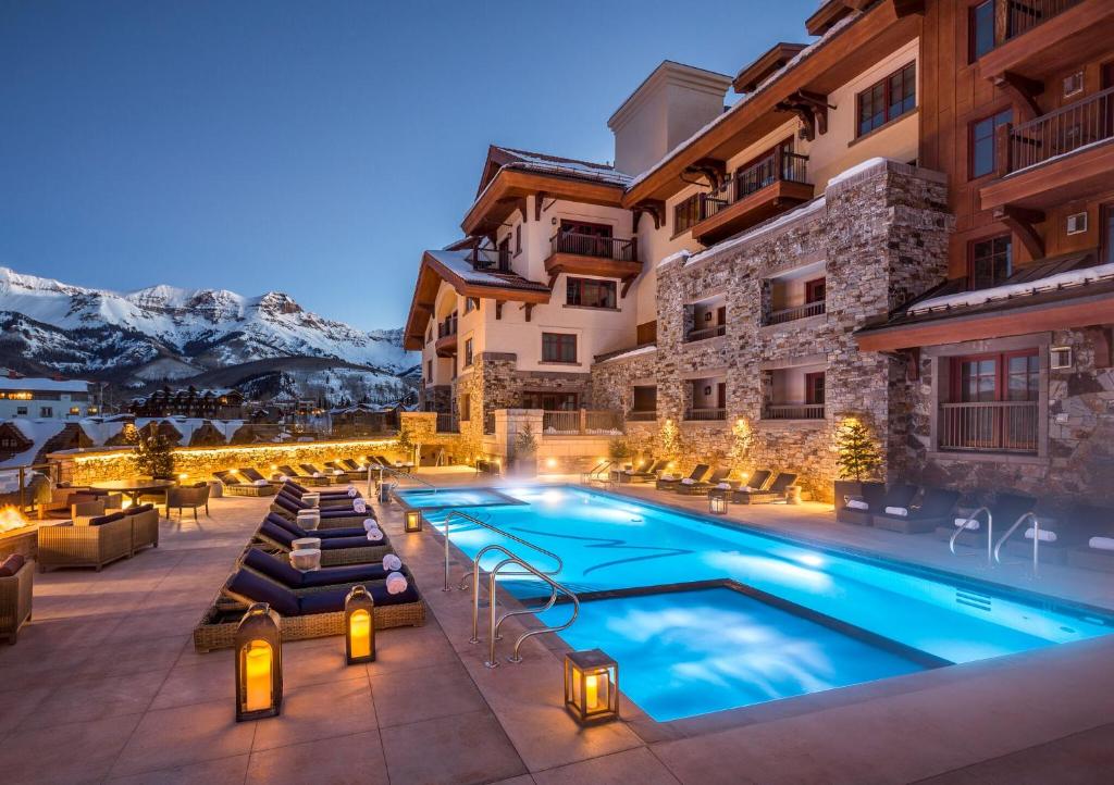 un hôtel avec une piscine en face d'un bâtiment dans l'établissement Luxury Residence at a 5 Star Hotel at the Heart of Mountain Village - Telluride, à Telluride