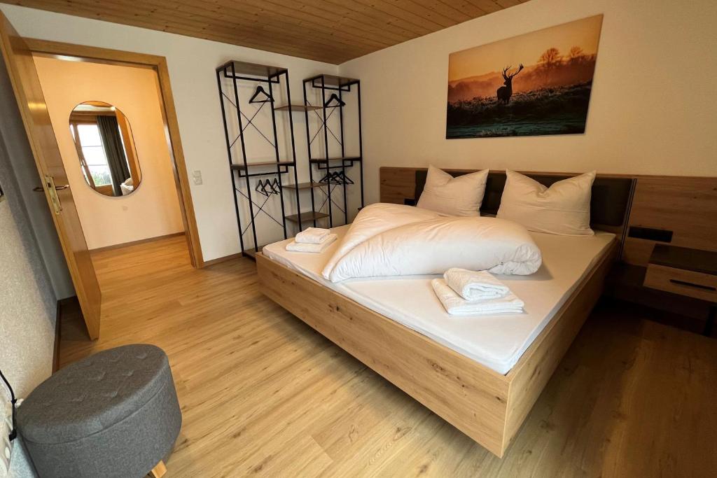Postel nebo postele na pokoji v ubytování Apartmenthaus Matri by Pferd auf Wolke