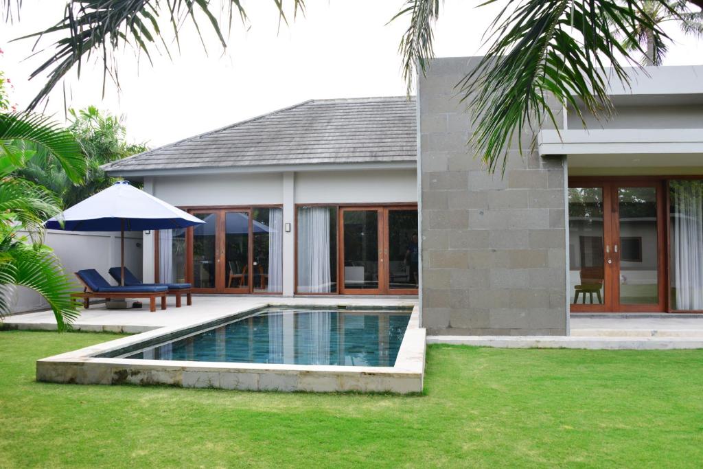 a house with a swimming pool in the yard at 2 Bedroom Villa with Pool & Close to Setangi Beach in Mangsit