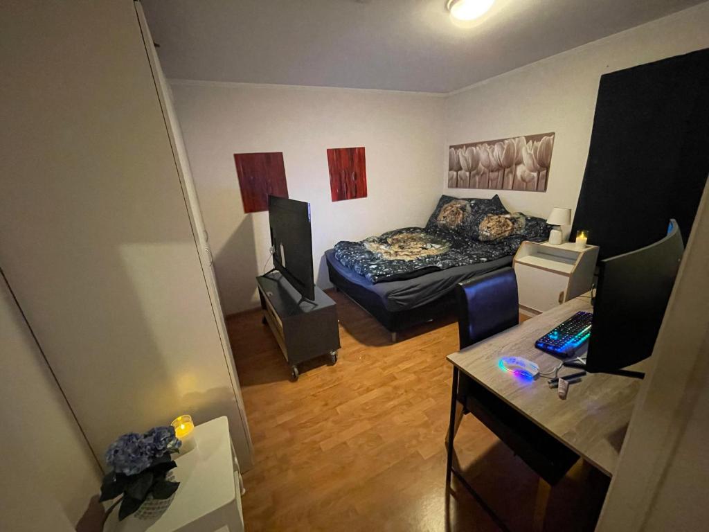En eller flere senge i et værelse på Cosy one room/ bedroom in Bodø