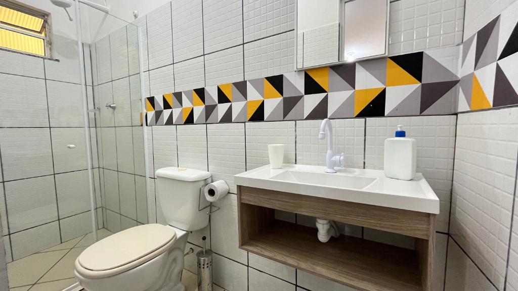 La salle de bains est pourvue de toilettes et d'un lavabo. dans l'établissement Casa 4 hospedagem seropedica, à Seropédica