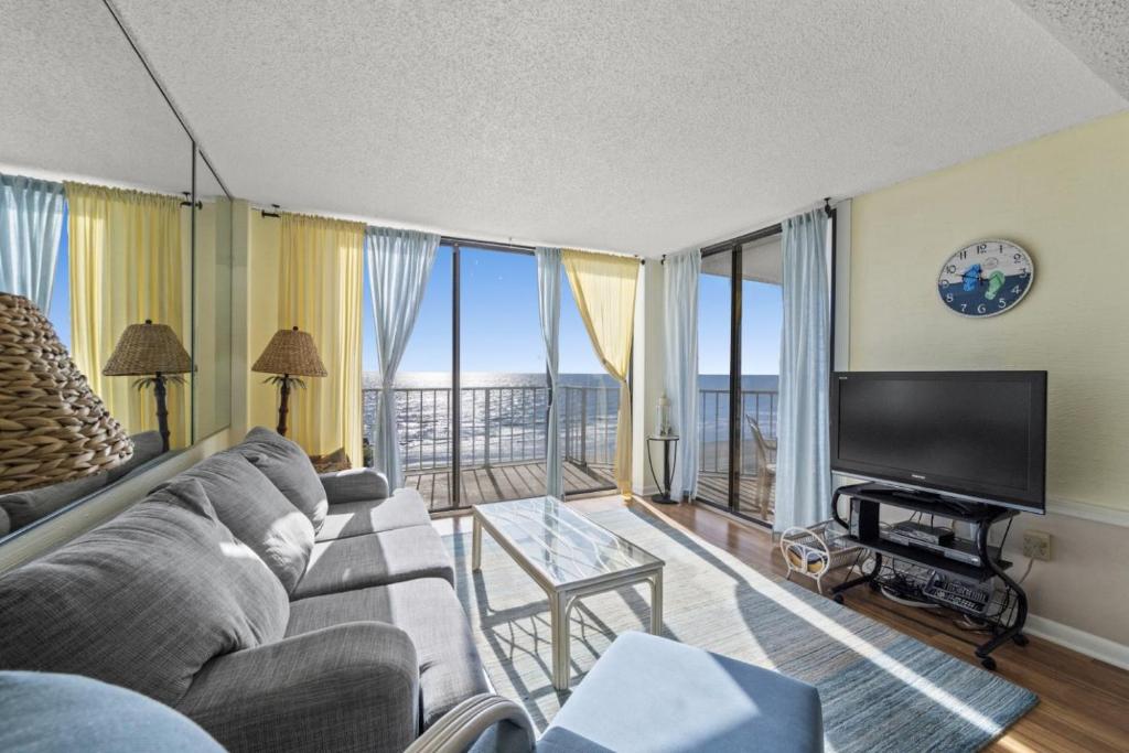 Lovely 3bedroom oceanfront condo with enormous balcony Crescent Sands