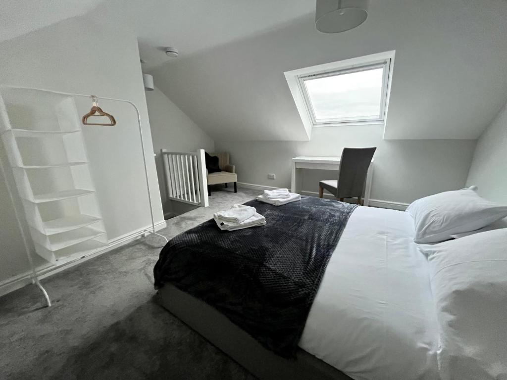 um quarto com uma grande cama branca e uma janela em Romsey Terrace-3 Bedroom House with parking em Cambridge