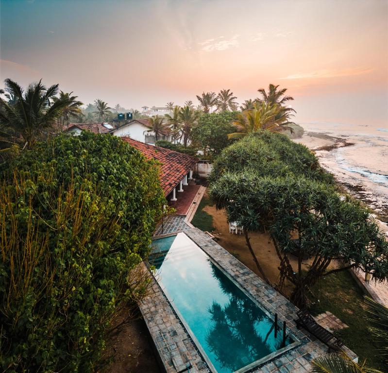 una vista aerea di un resort con piscina e spiaggia di Saltasia Boutique Beach Villa a Mirissa