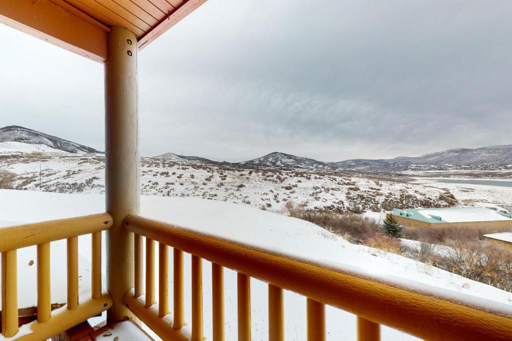 Aussicht vom Balkon eines Hauses mit Schnee in der Unterkunft Fox Bay Escape in Heber City