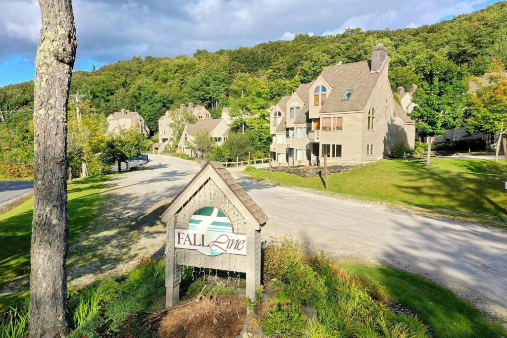 ein Schild vor einem Haus mit einem Herbstverkaufszeichen in der Unterkunft Fall Line Condos by Killington VR - 3 Bedrooms in Killington