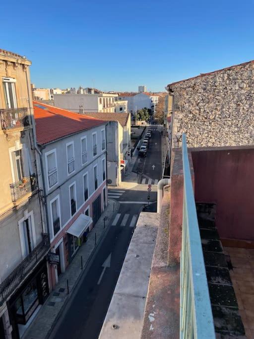 une vue d'une rue de la ville depuis un balcon dans l'établissement Les Terrasses d'Alain F2 CV parking vélo, à Sète