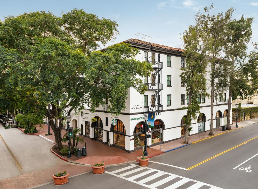 un edificio blanco al lado de una calle en Hotel Santa Barbara en Santa Bárbara