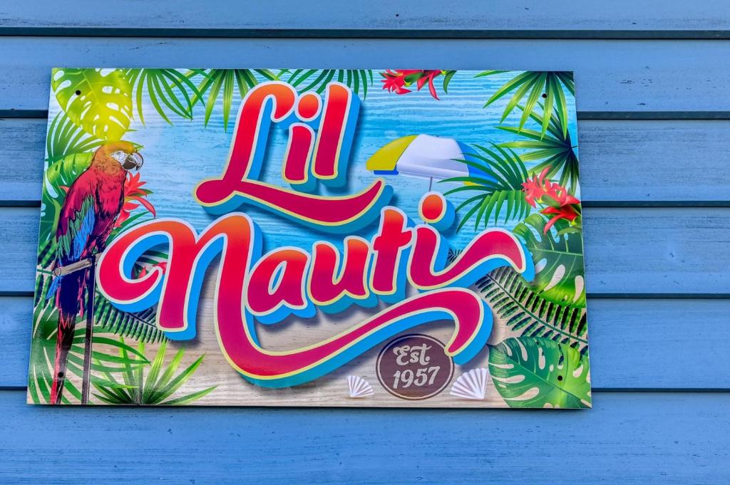 een bord dat zegt: Zielige marmiet op een gebouw bij Lil' Nauti in Surf City
