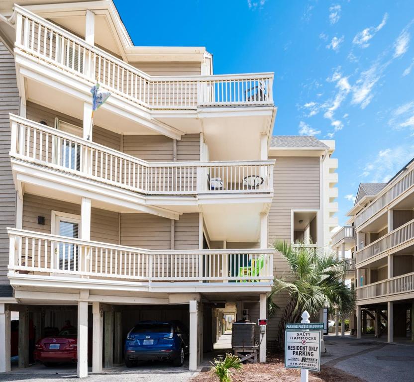 Il propose un grand appartement doté d'un balcon. dans l'établissement Salty Hammocks B1 Liv-A-Little, à Carolina Beach