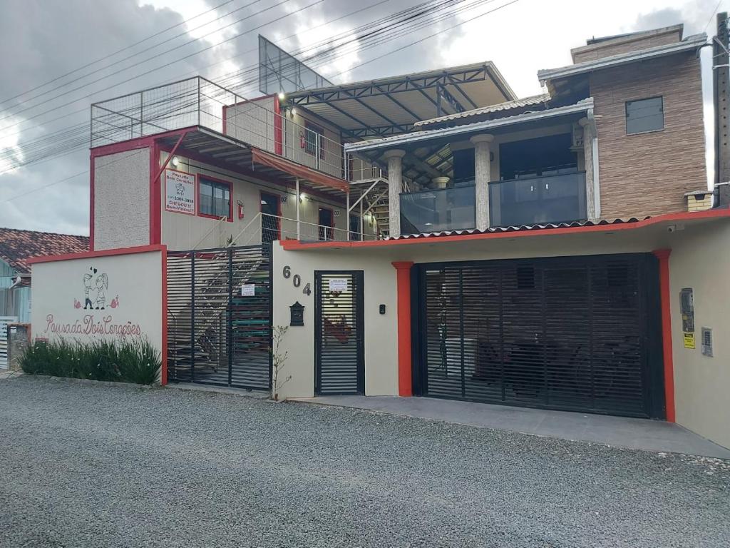 un edificio con dos puertas de garaje delante de él en Pousada Dois Corações, en Penha