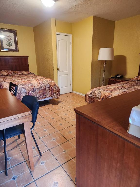 Postel nebo postele na pokoji v ubytování Walnut Forest Motel