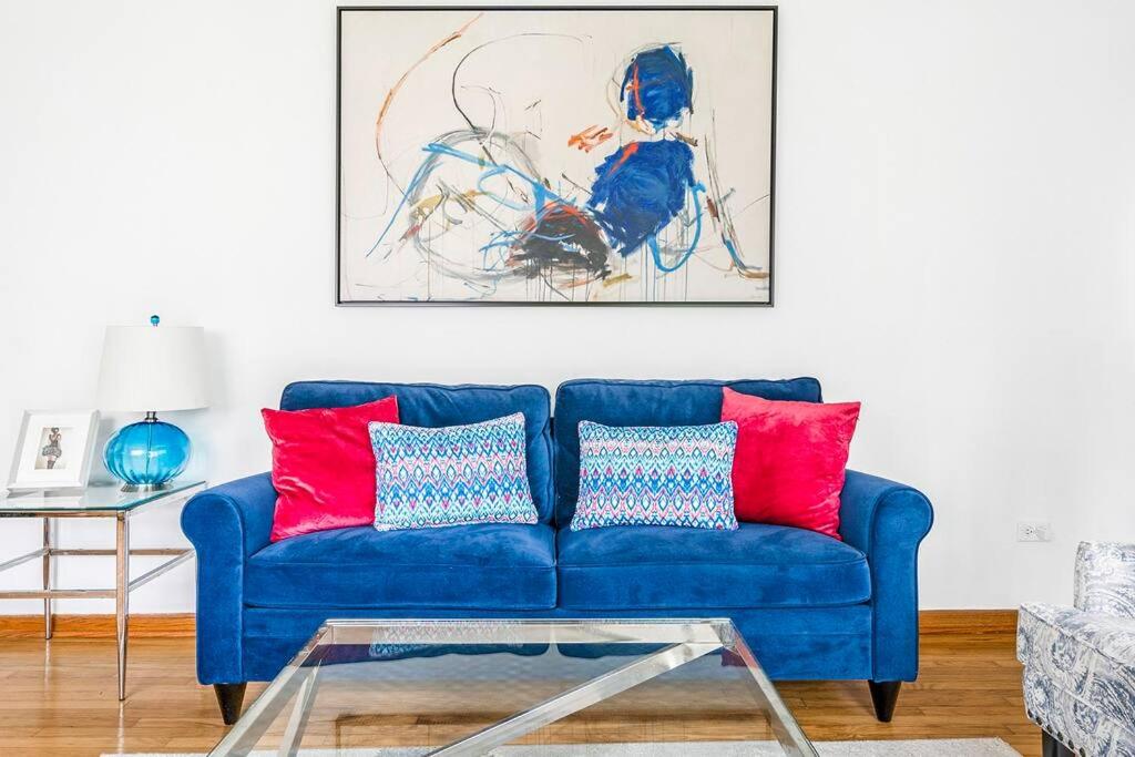 Posezení v ubytování Lg. 2 br Apt. North of Chicago w/ Free Parking