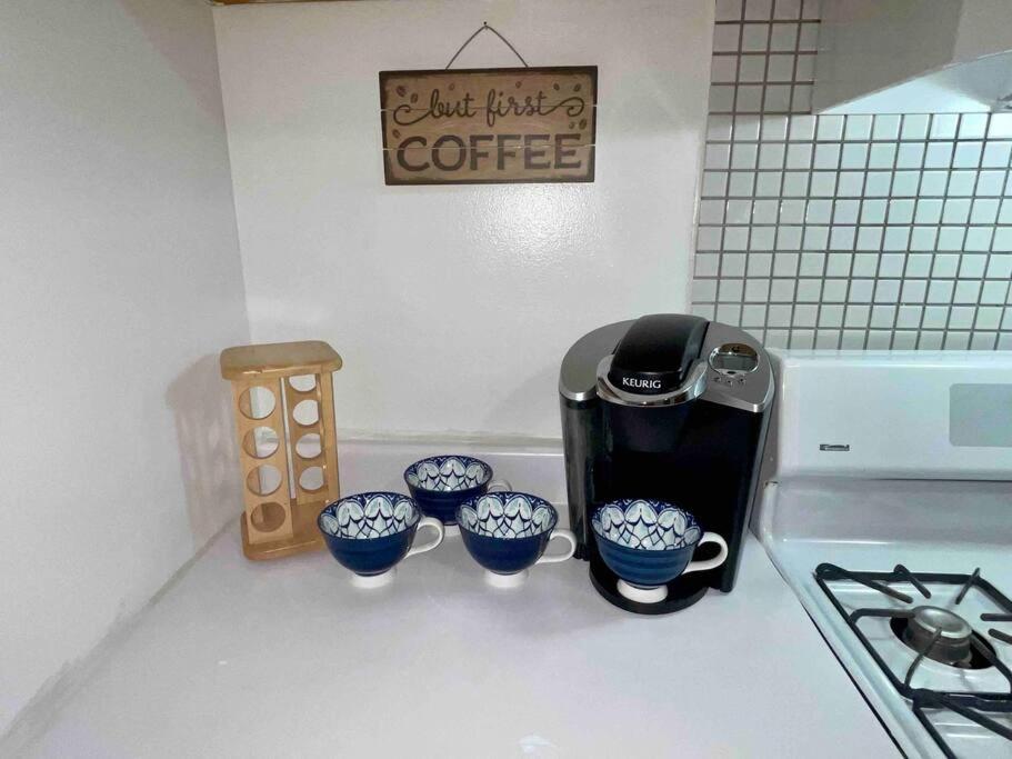 Příslušenství pro přípravu čaje a kávy v ubytování Lg. 2 br Apt. North of Chicago w/ Free Parking