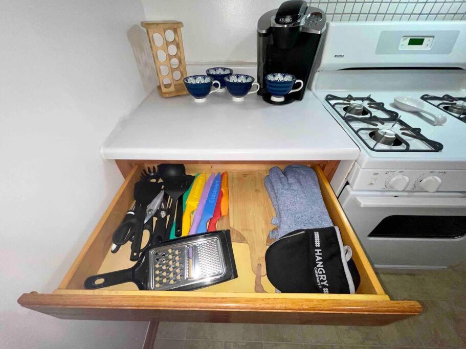 Kuchyň nebo kuchyňský kout v ubytování Lg. 2 br Apt. North of Chicago w/ Free Parking
