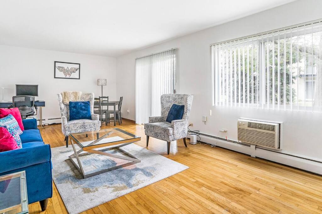 Posezení v ubytování Lg. 2 br Apt. North of Chicago w/ Free Parking