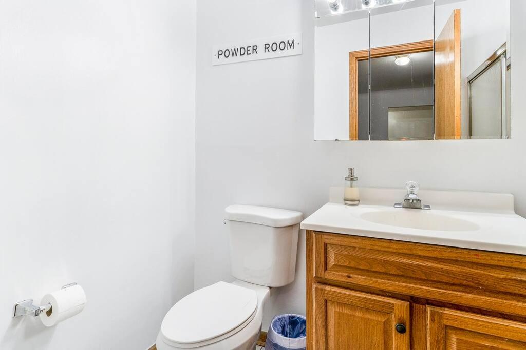 Koupelna v ubytování Lg. 2 br Apt. North of Chicago w/ Free Parking