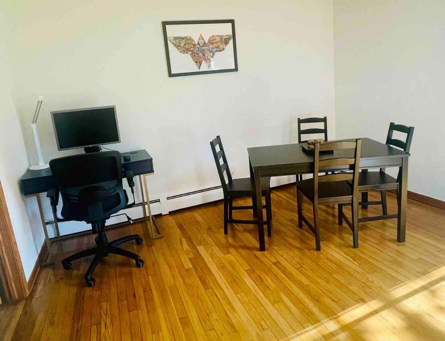 TV a/nebo společenská místnost v ubytování Lg. 2 br Apt. North of Chicago w/ Free Parking