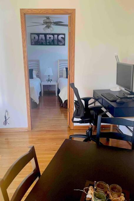 Fotografie z fotogalerie ubytování Lg. 2 br Apt. North of Chicago w/ Free Parking v destinaci Des Plaines