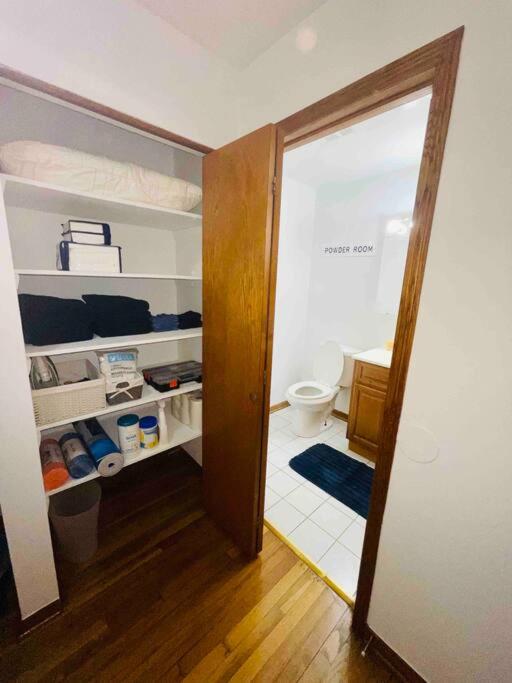 Postel nebo postele na pokoji v ubytování Lg. 2 br Apt. North of Chicago w/ Free Parking