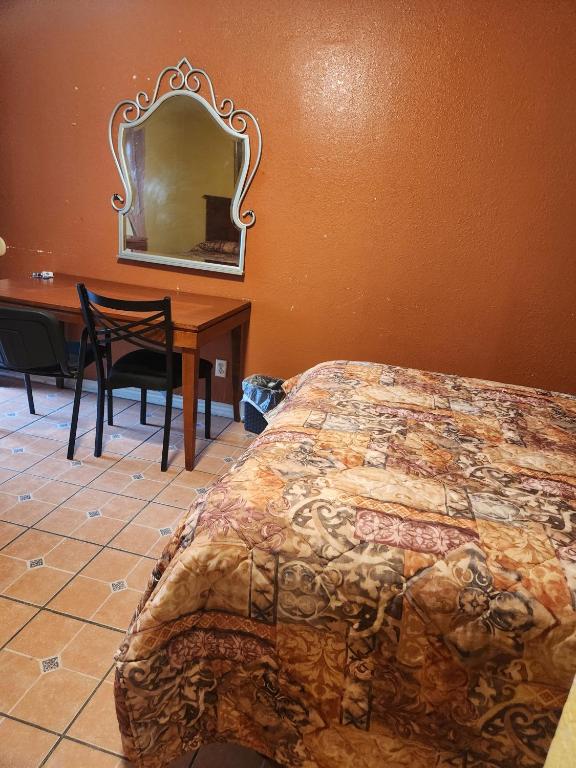 Postel nebo postele na pokoji v ubytování Walnut Forest Motel