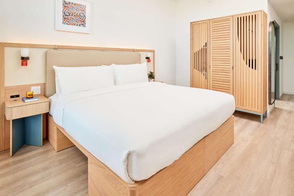 Arlo Wynwood Miami في ميامي: غرفة نوم بسرير كبير في غرفة
